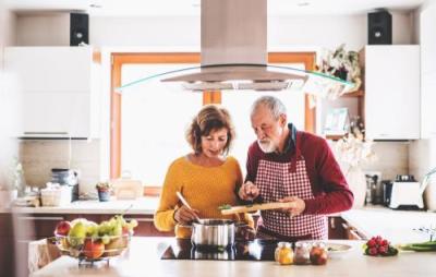Senior-couple-preparing-food-in-the-kitchen